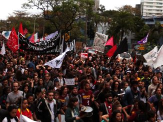 Manifestantes atravessando a Avenida Mauro Ramos