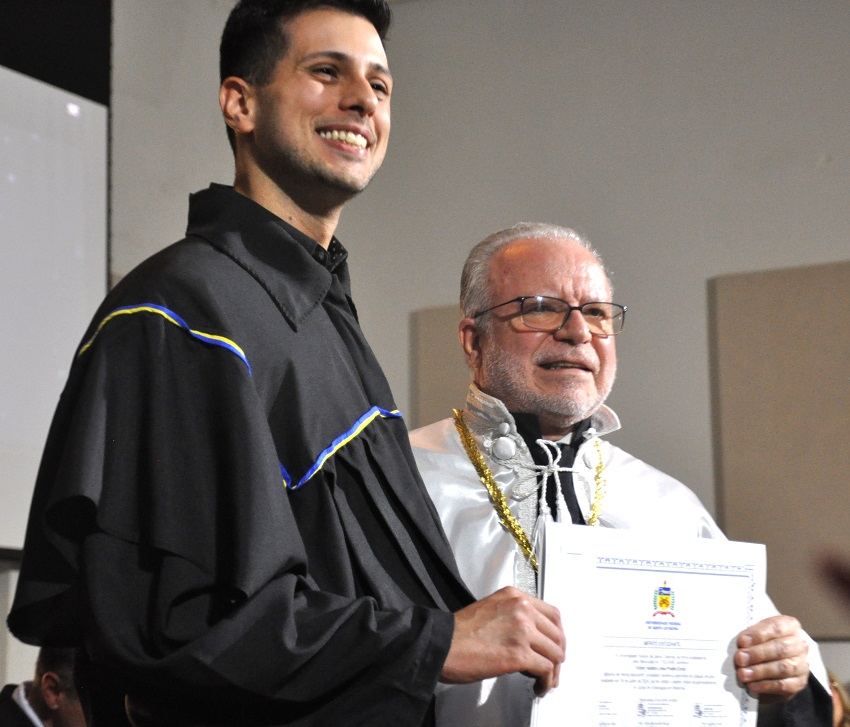 Victor Seabra Lima Prado Costa recebeu o diploma de mérito estudantil. Foto: Salvador Gomes/Agecom/UFSC
