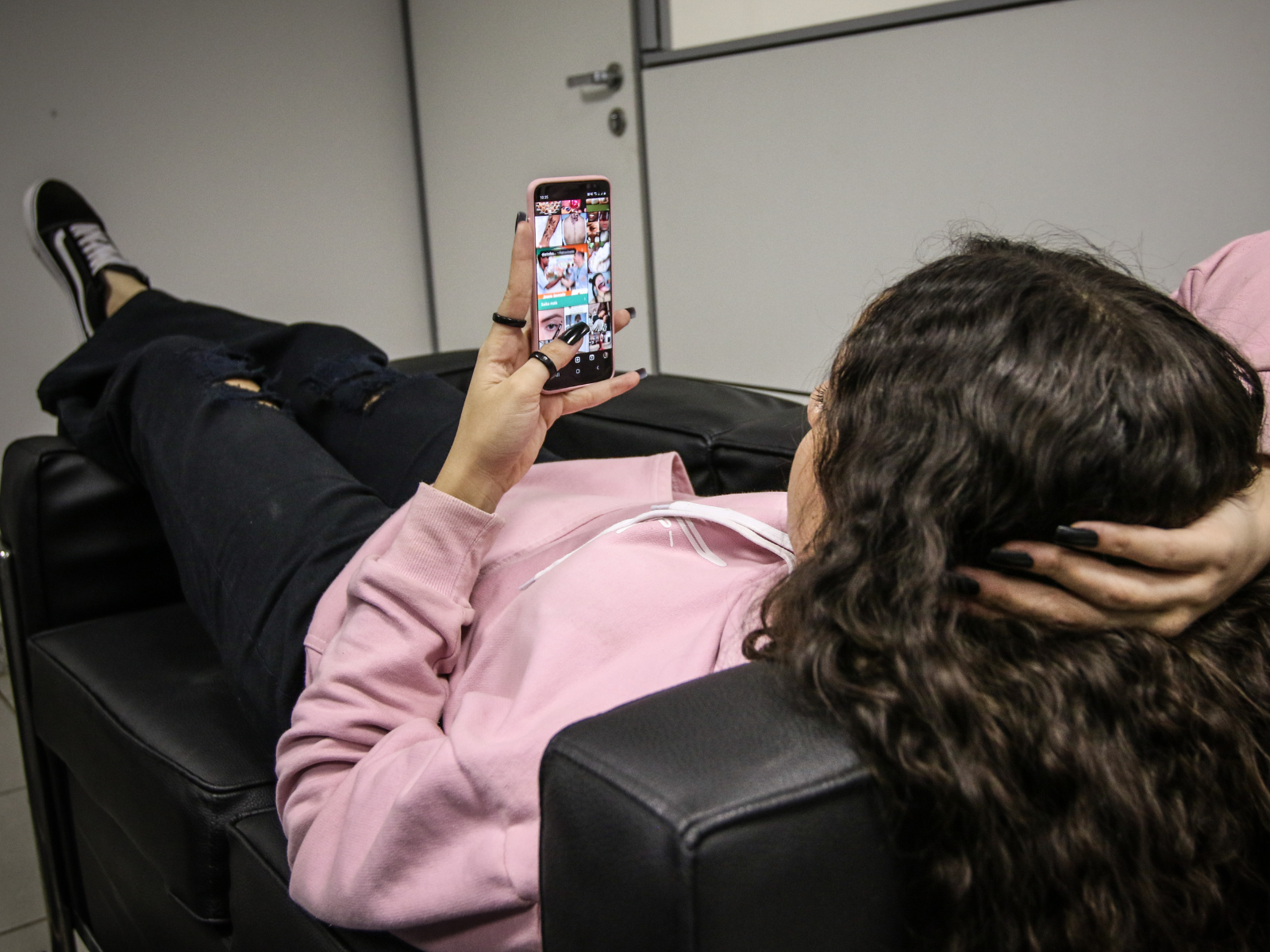 Brasília, 21/07/2023, A estudante Júlia, mexe em seu celular. Sonhos das juventudes: políticas ajudam a potencializar trajetórias e criar oportunidades. Foto: Antônio Cruz/Agência Brasil