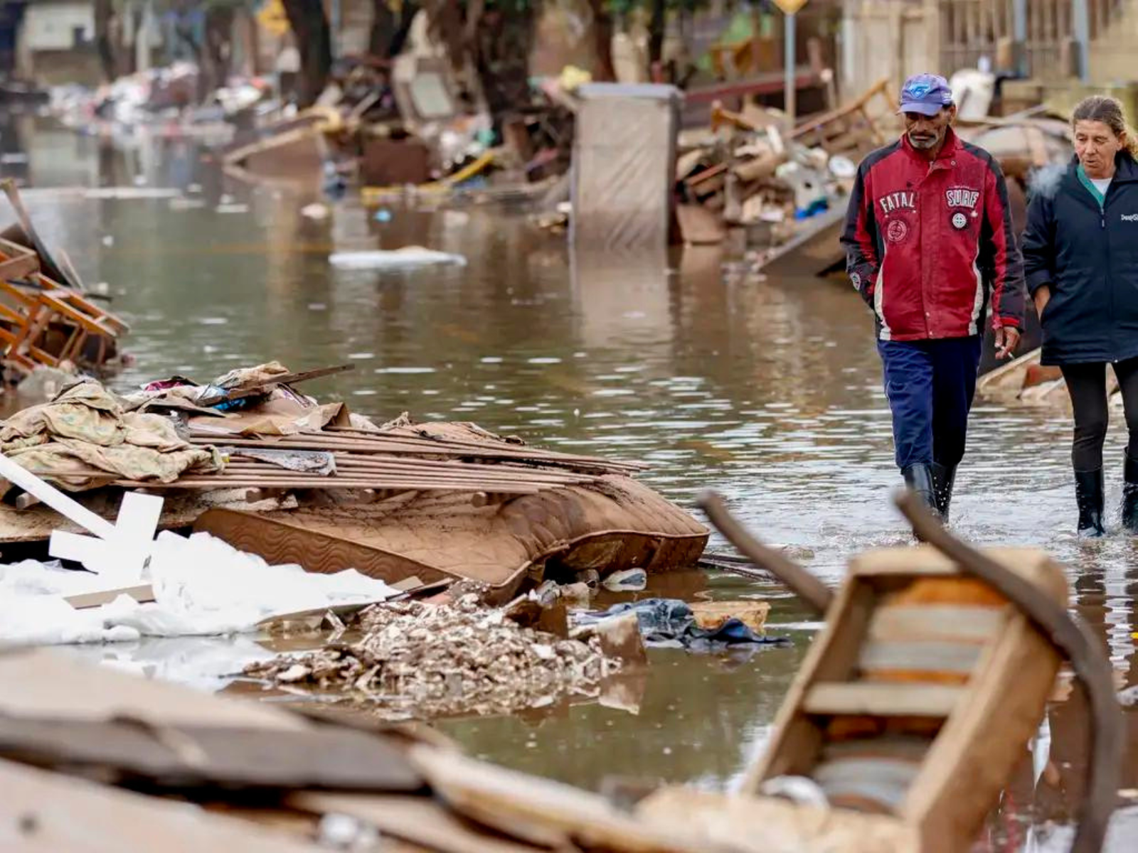 Porto Alegre (RS), 20/06/2024 - Moradores em rua alagada pela enchente no município de Eldorado do Sul. Foto: Bruno Peres/Agência Brasil