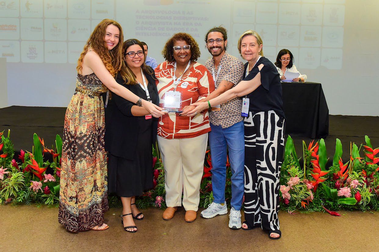 Professores e ex-aluna da UFSC são premiados em Congresso Nacional de Arquivologia em Salvador